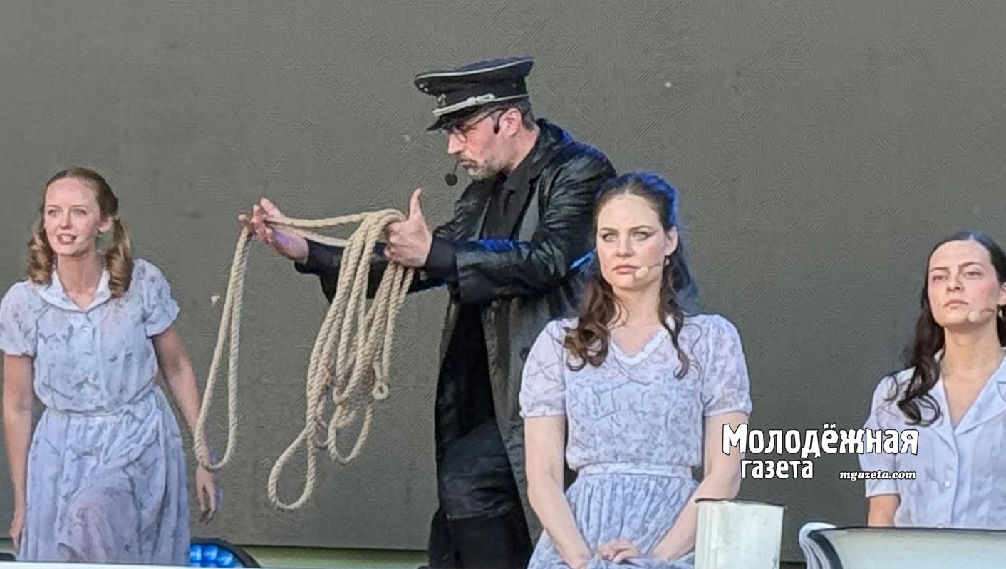 Уфимцам представили спектакль «Девочки»