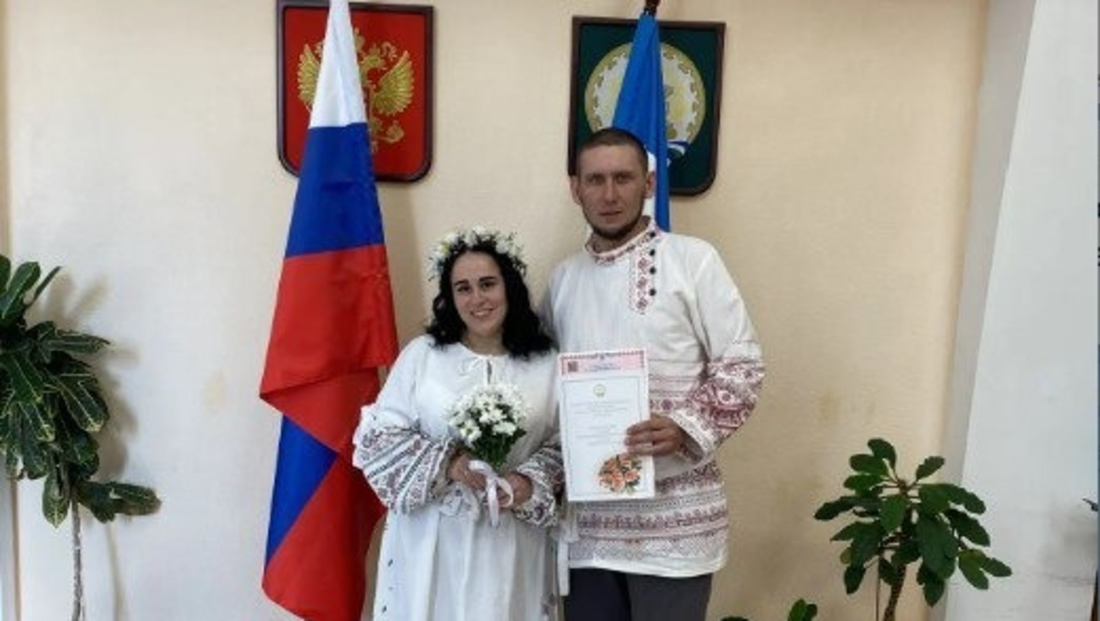 В Башкирии пара обменялась кольцами в народных костюмах