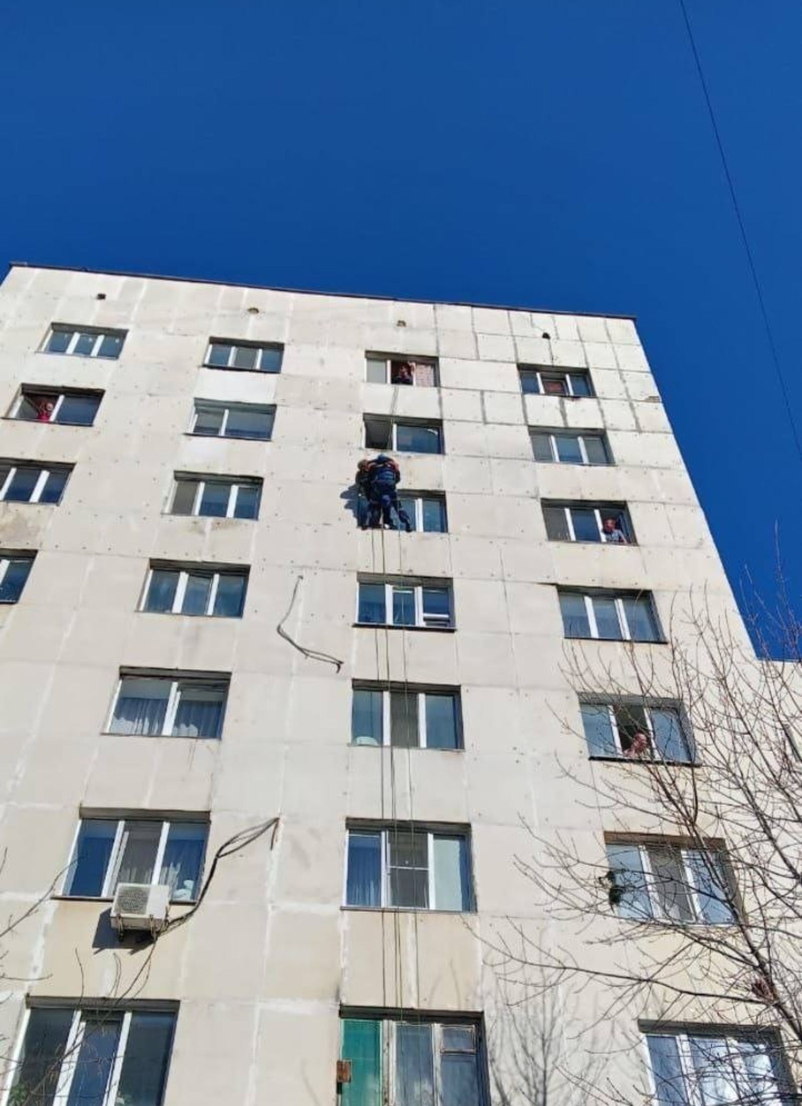 В Башкирии мужчина несколько раз за сутки попытался спуститься с 8 этажа по тросу