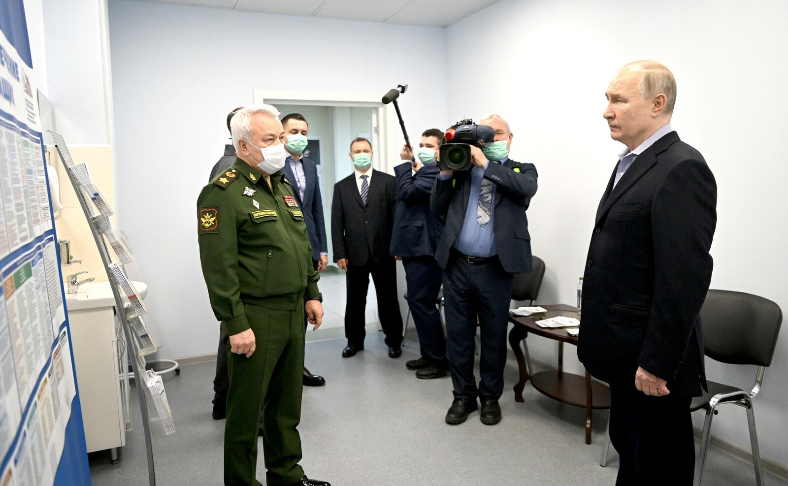 Президент РФ Владимир Путин  посетил  Центральный военный клинический госпиталь имени А.А. Вишневского