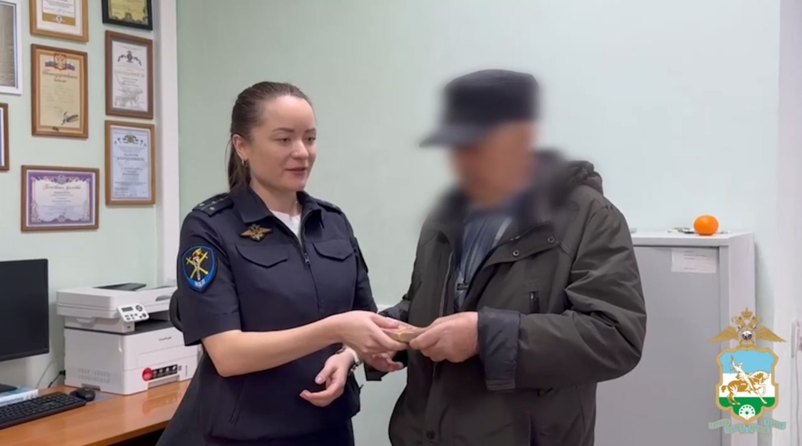 В Стерлитамаке полицейские вернули дедушке похищенные мошенниками деньги