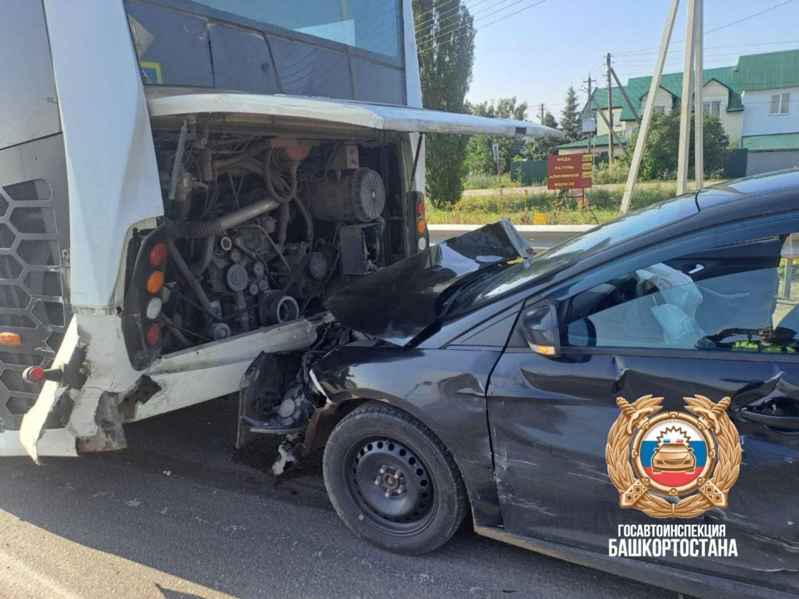 В Башкирии автомобиль столкнулся с автобусом с 20 пассажирами