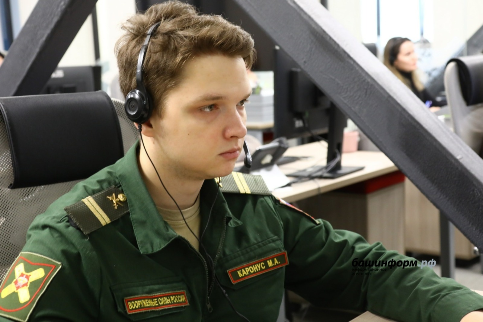 В ситуационных центрах Башкирии сотрудники военкомата консультируют желающих служить по контракту