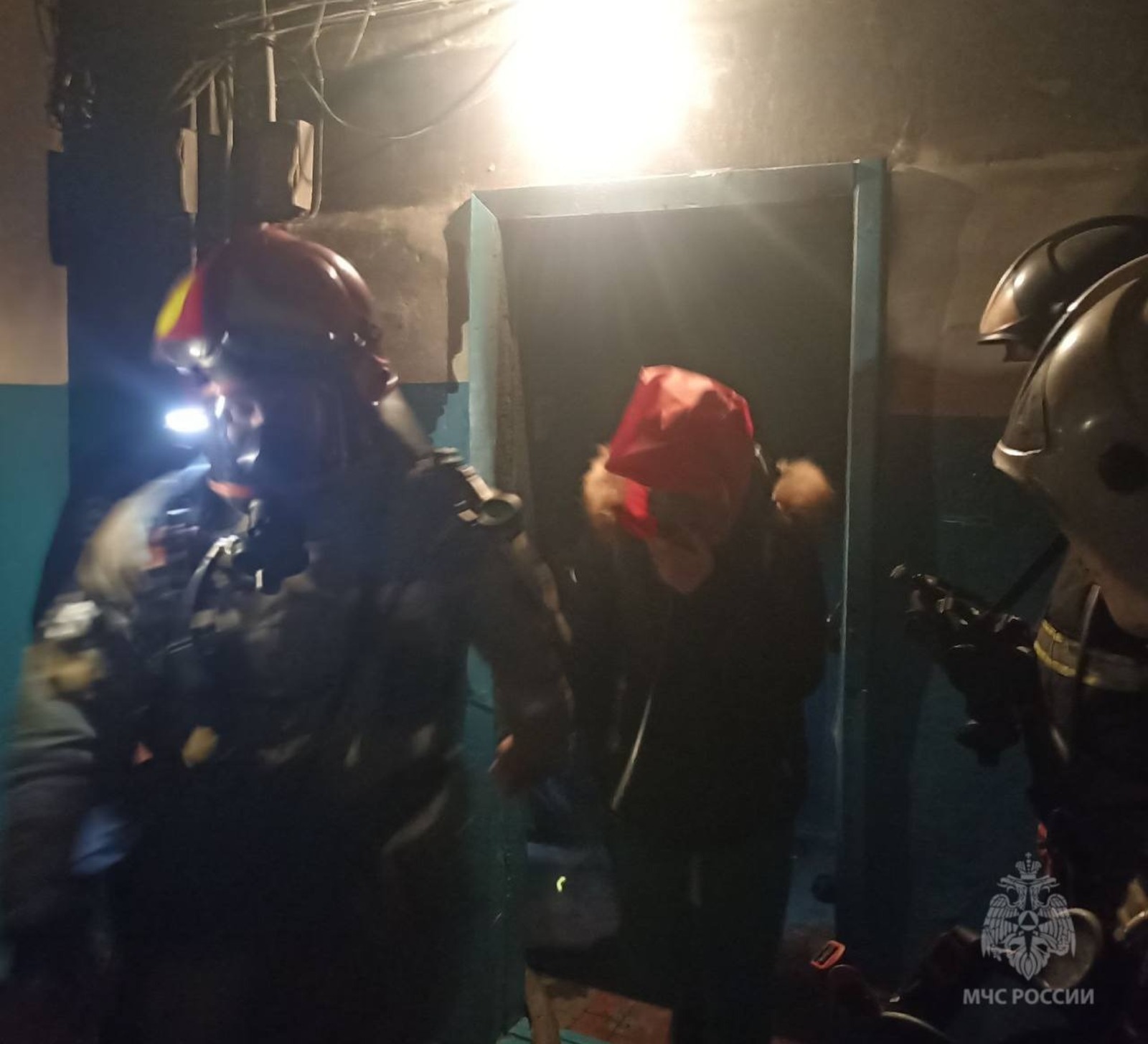 В Стерлитамаке пожарные спасли из горящей многоэтажки 21 жильца