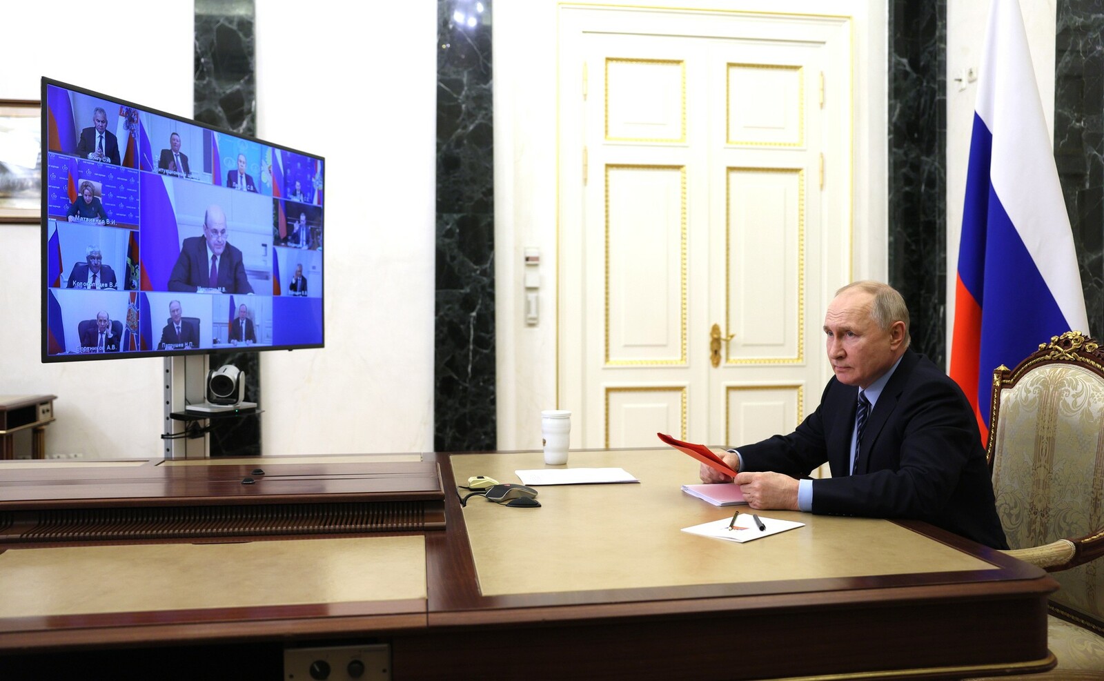 Президент РФ Владимир Путин в режиме видеоконференции провёл оперативное совещание с постоянными членами Совета Безопасности