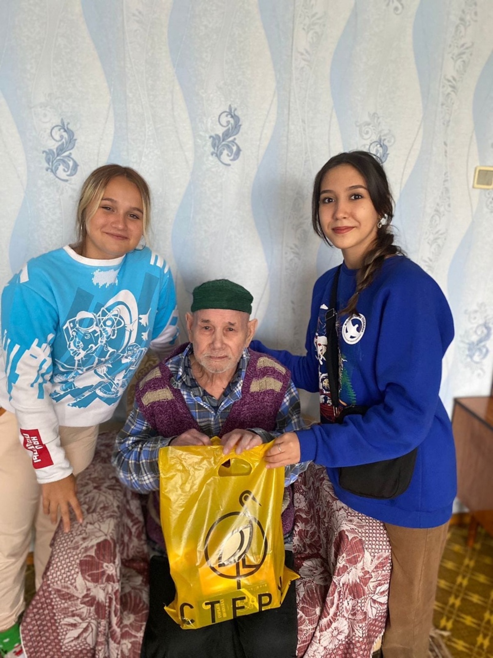 Волонтеры Победы Стерлитамака поздравили ветеранов с Международным днем пожилых людей