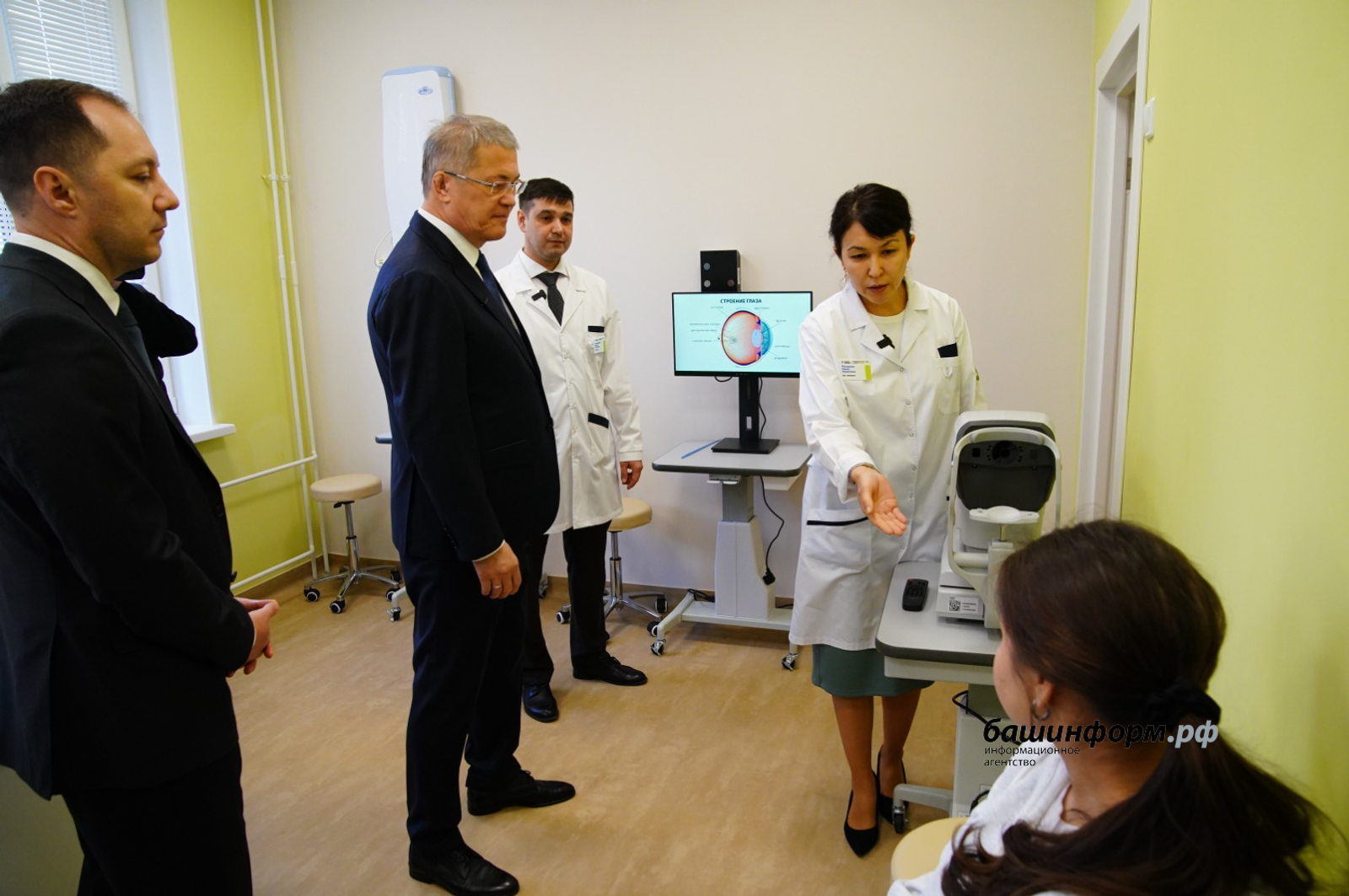 В Башкирии Радий Хабиров осмотрел  новую детскую поликлинику
