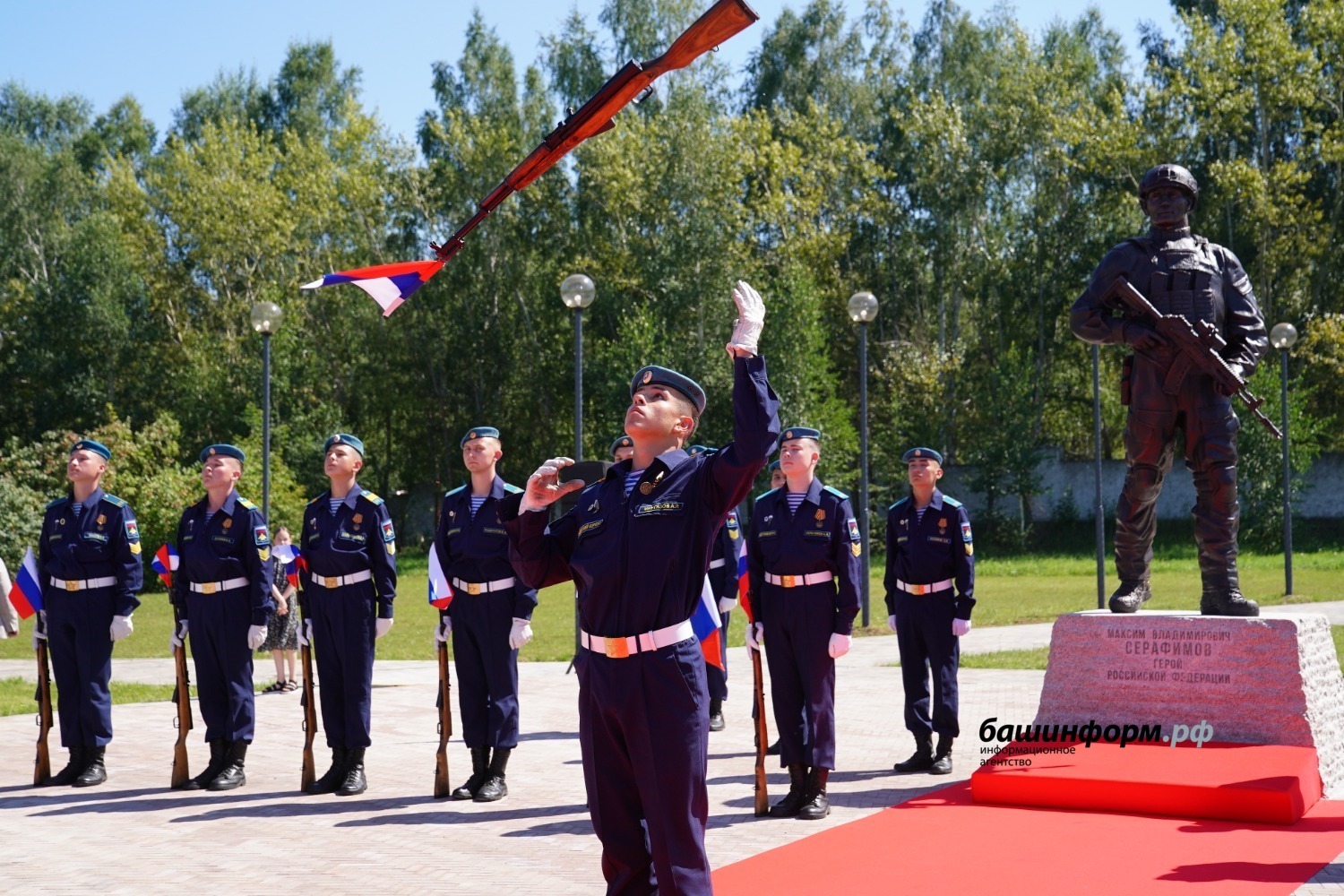 В Башкирии прошла церемония открытия памятника Герою России Максиму Серафимову