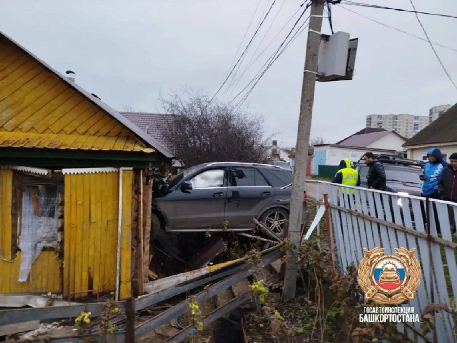 В Башкирии пьяный водитель на «Мерседесе» врезался в дом
