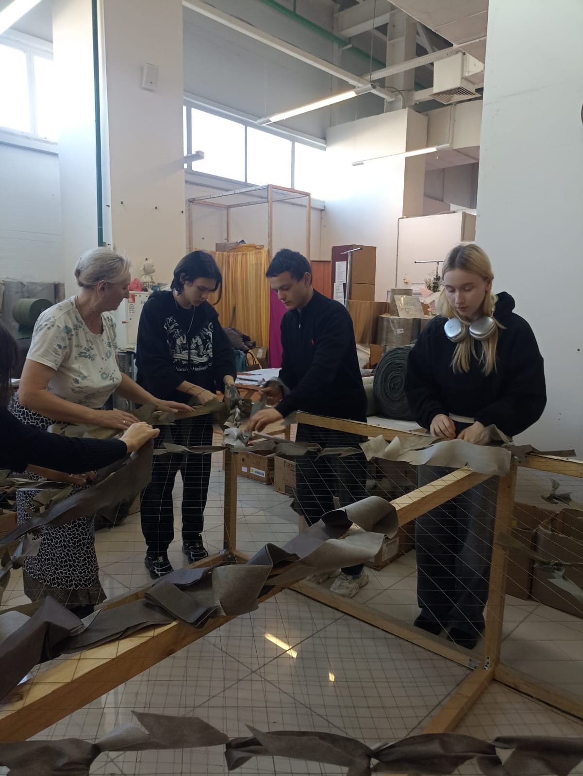 Студенты Стерлитамакского  строительного  колледжа готовят маскировку для СВО