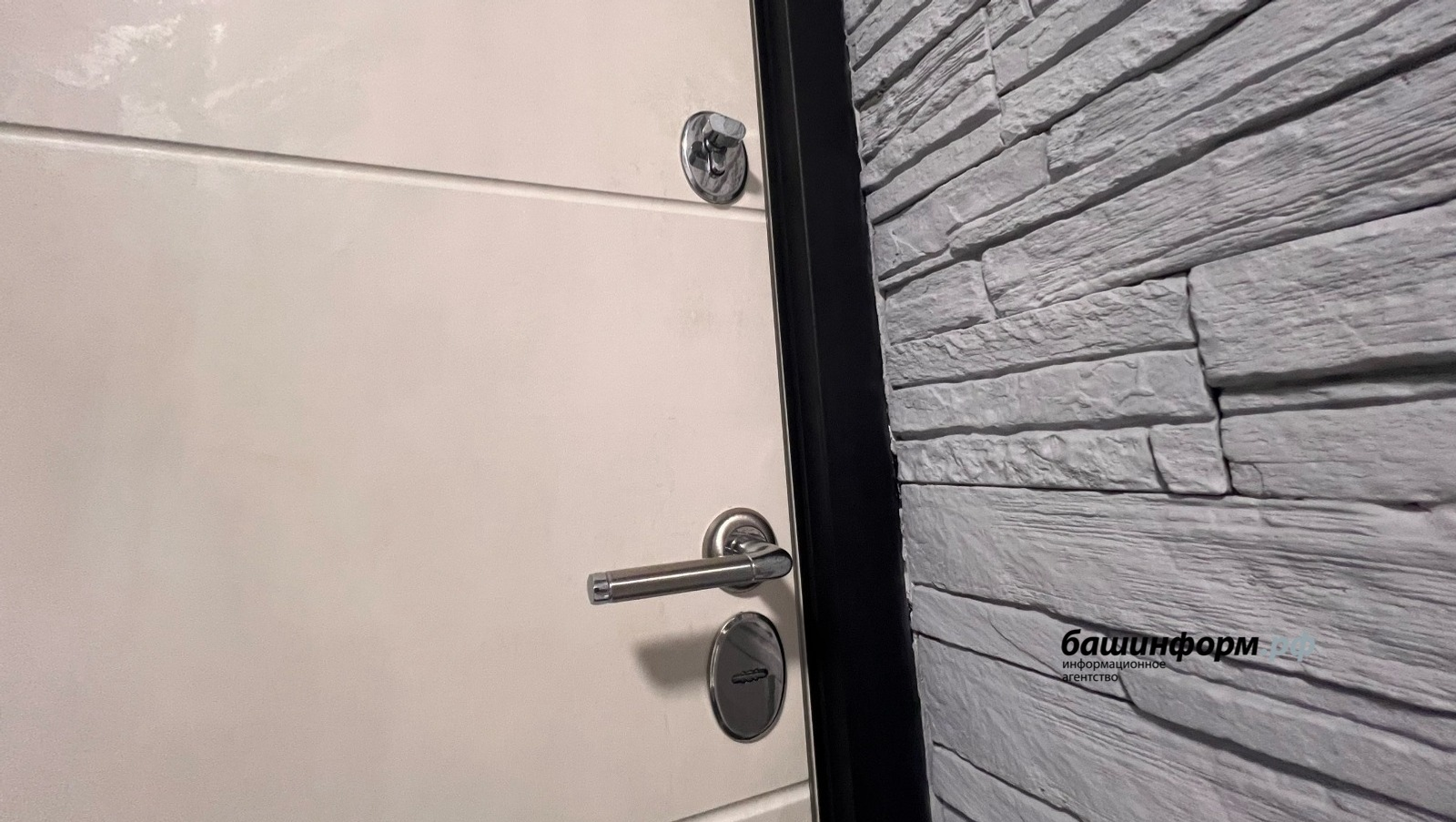 В Башкирии спасатели освободили двоих малышей, запертых в квартире