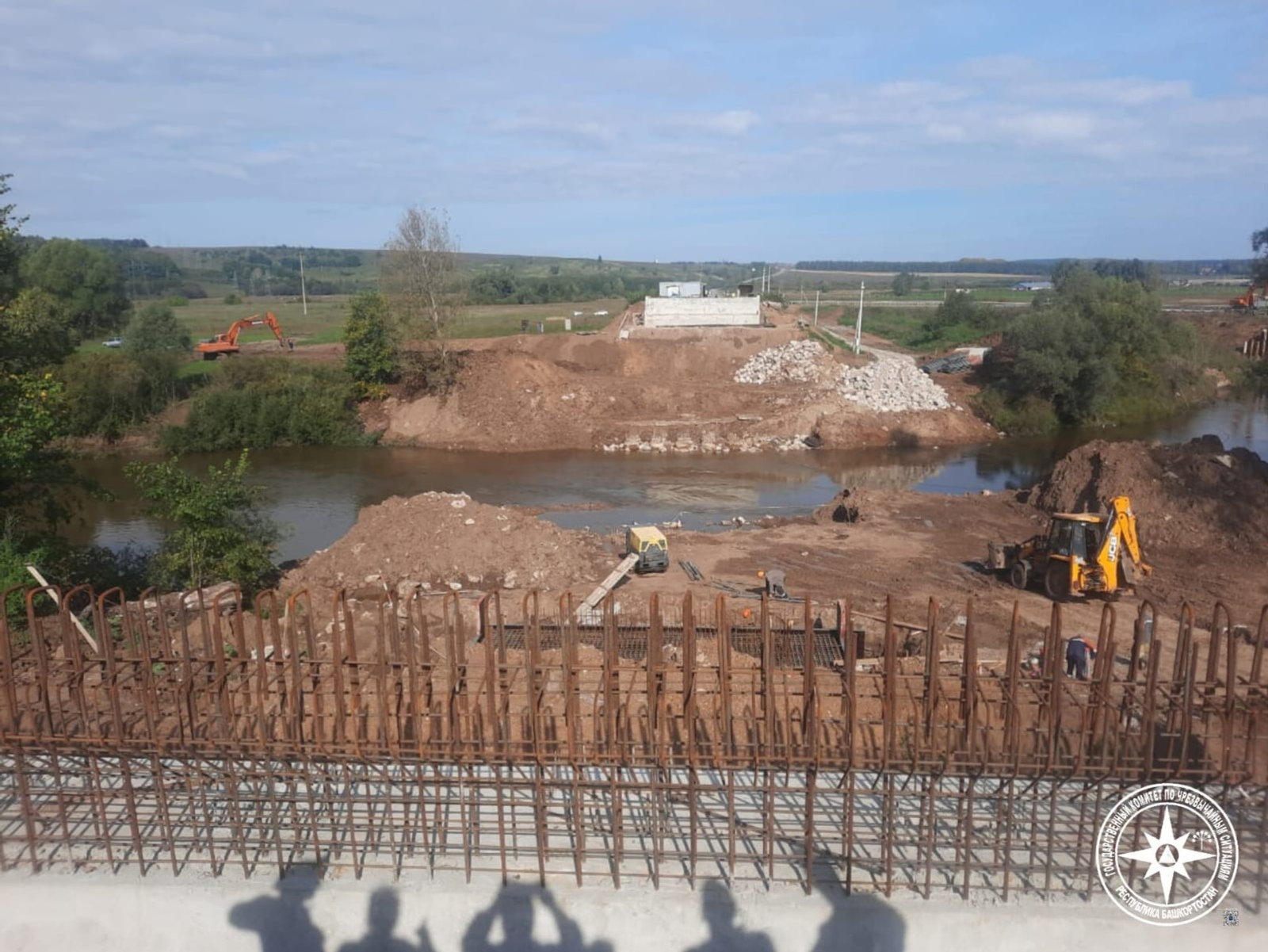 В Башкирии вторые сутки ищут водителя, упавшего с моста в реку