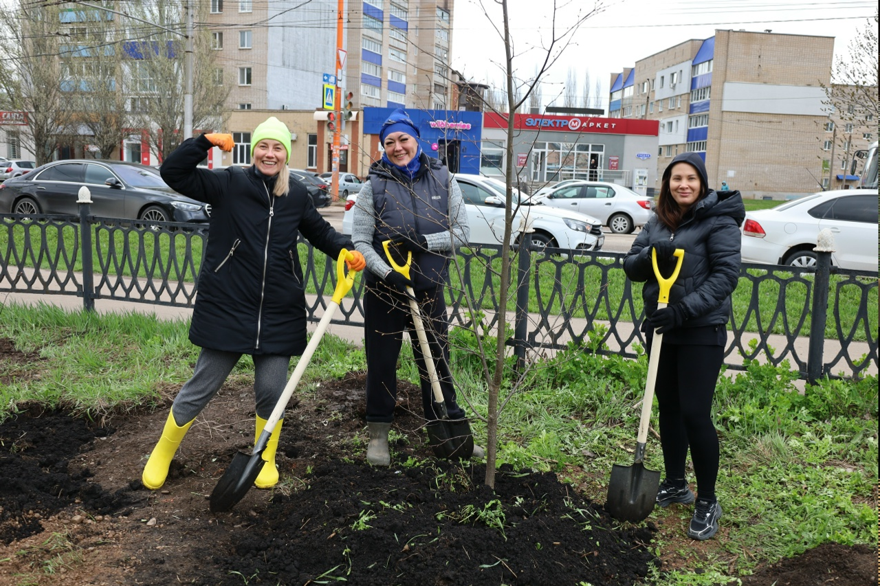 Жители Стерлитамака высадили деревья и приняли участие в  субботнике