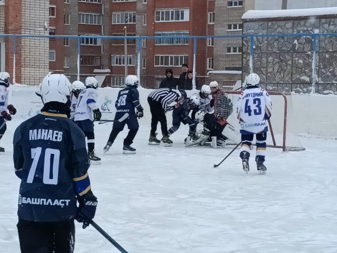 В Стерлитамаке стартовал турнир по хоккею "Золотая шайба "
