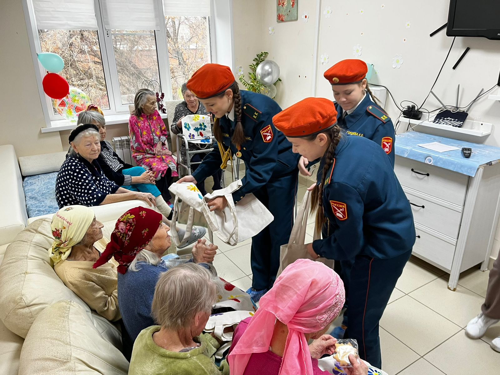 Юные спасатели навестили подопечных пансионата «Надёжные руки+»