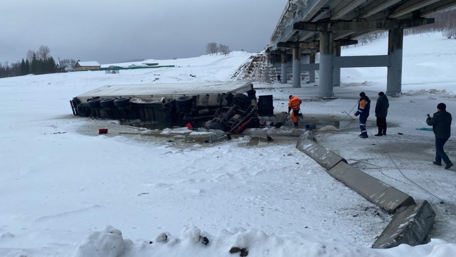 В Башкирии  фура сорвалась с моста:водитель погиб