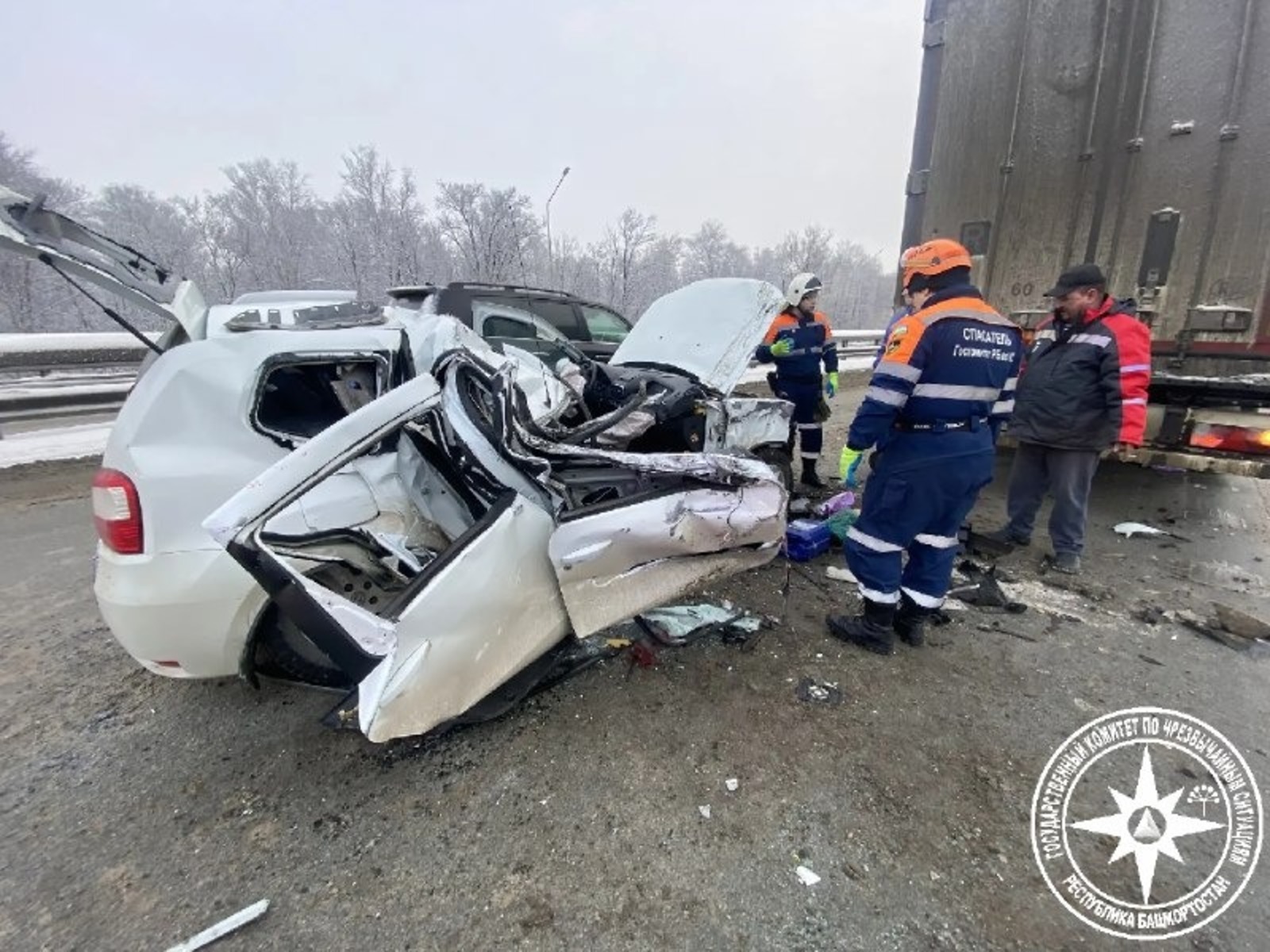 В Башкирии в ДТП с фурой пострадали женщина и ребенок из иномарки