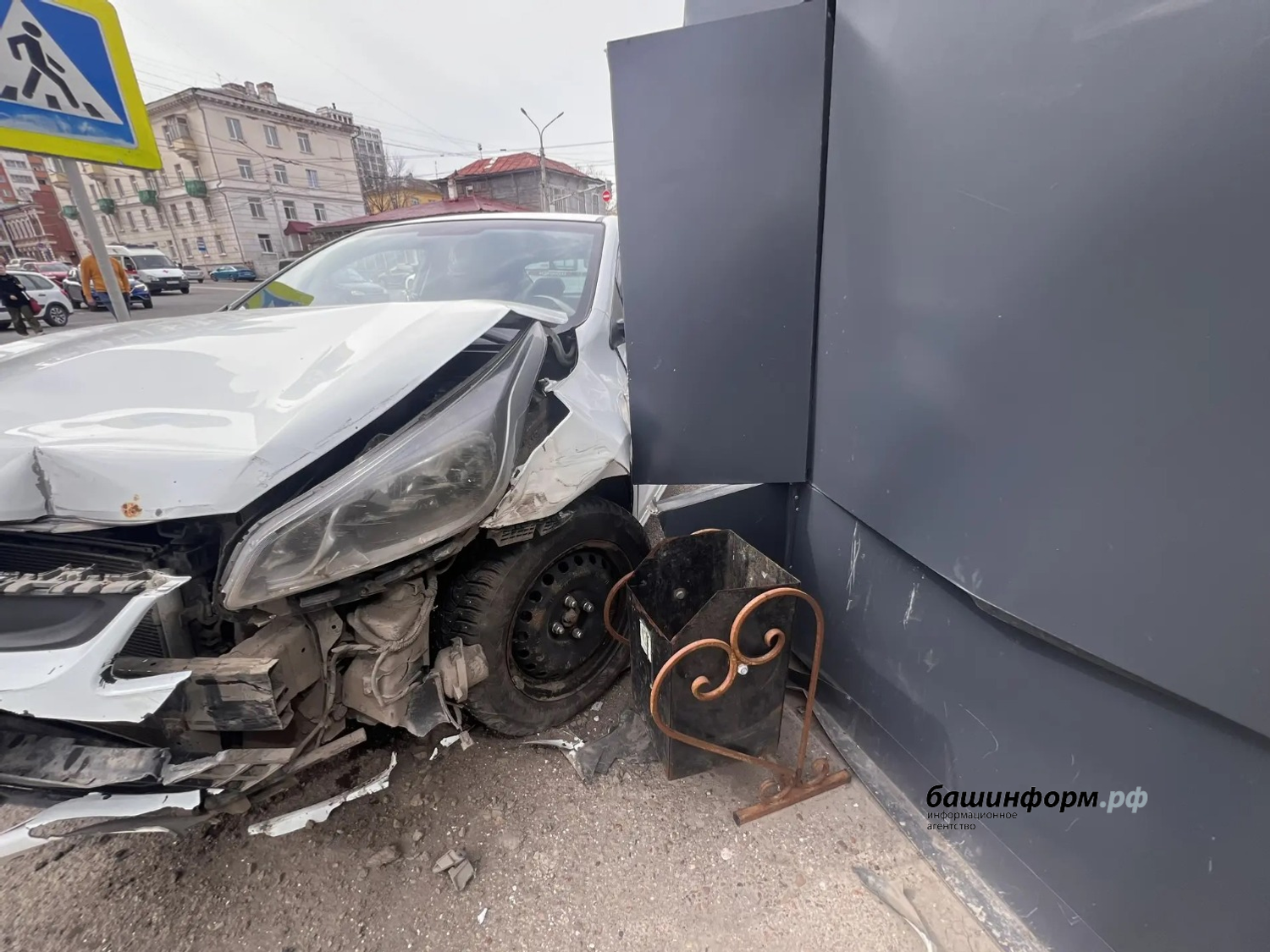 В Башкирии иномарка врезалась в магазин бытовой техники