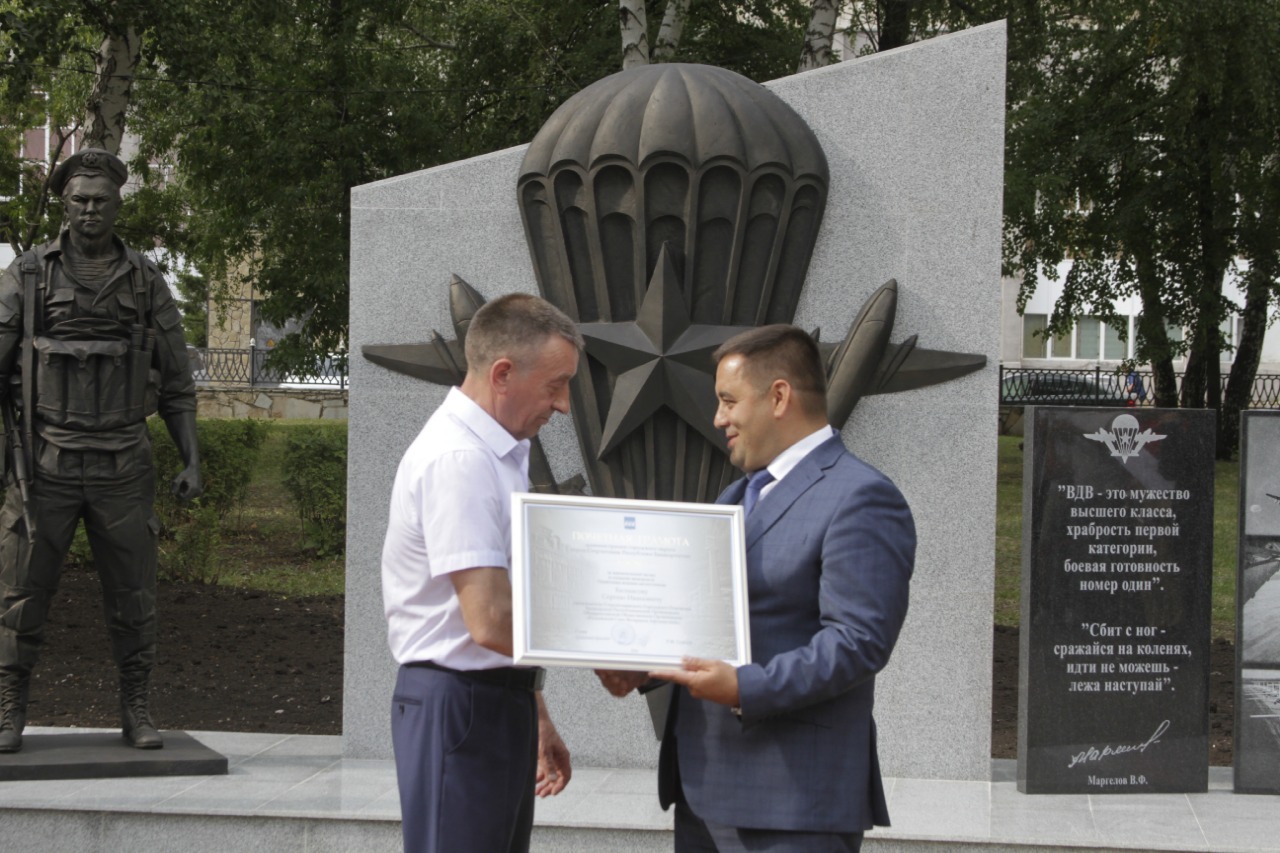В Стерлитамаке состоялось торжественное открытие памятника десантникам
