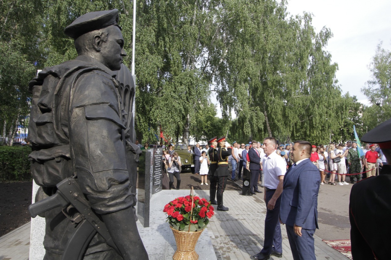 В Стерлитамаке состоялось торжественное открытие памятника десантникам