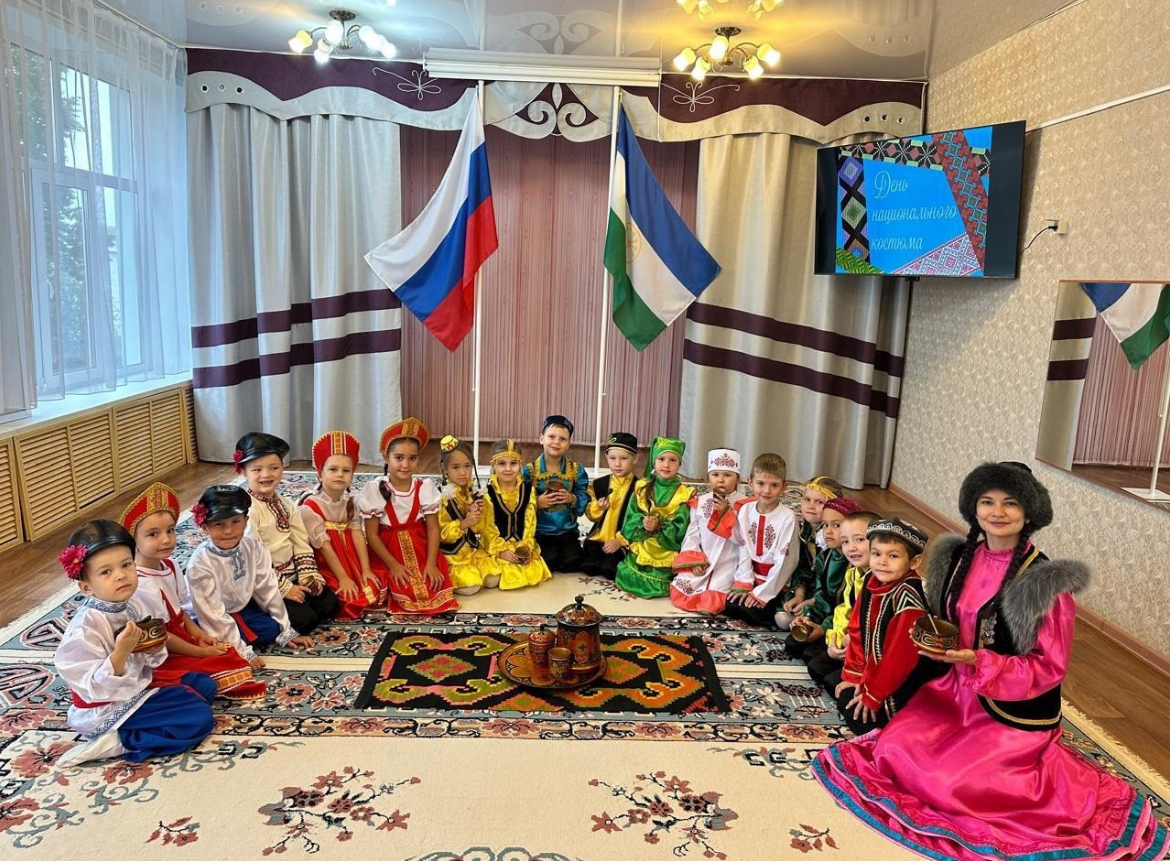 Глава Башкирии поздравил жителей республики с Днем национального костюма