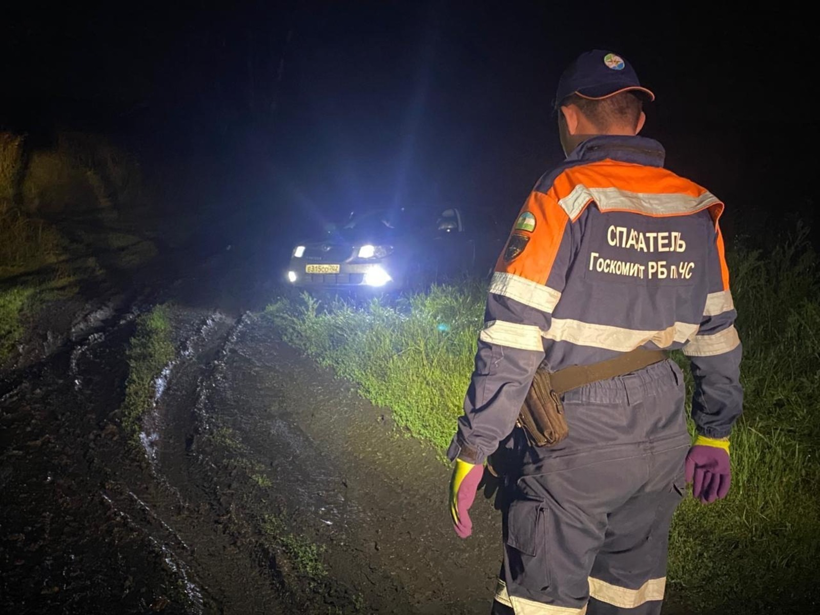 В Башкирии спасатели помогли семье, застрявшей на автомобиле в поле