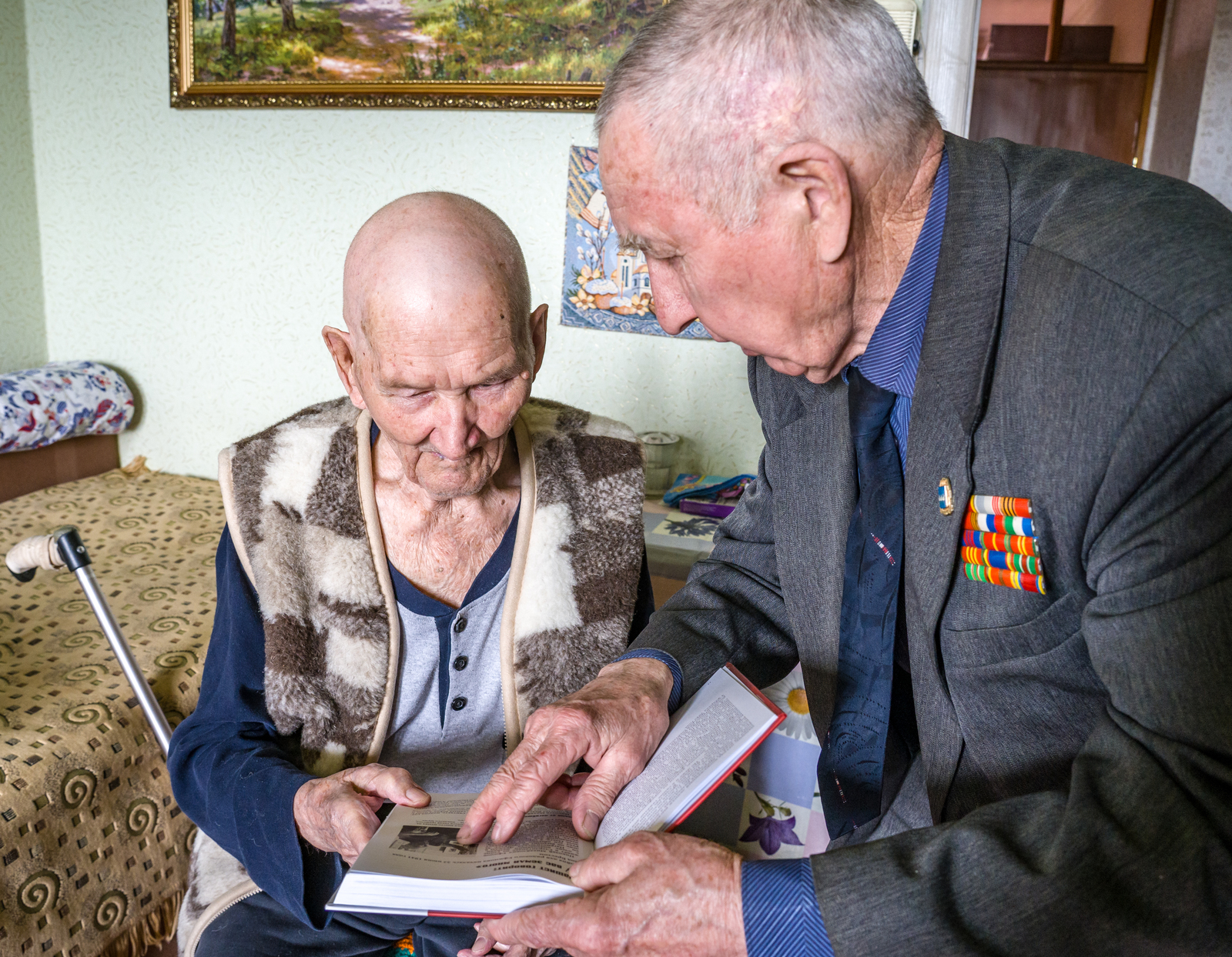 Ветеран войны Николай Михайлович Ефимов получил в подарок книгу, к созданию которой был причастен сам