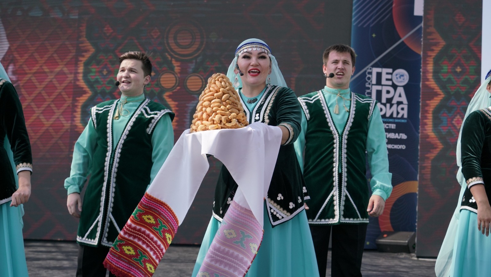 Для жителей и гостей Москвы мастера искусств Башкирии представили праздничную программу