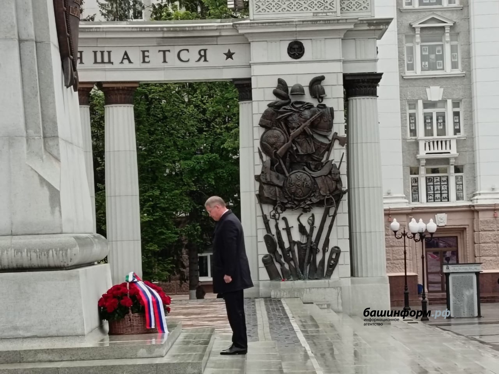 Радий Хабиров в День 80-летия Победы возложил цветы к памятнику М.Шаймуратову