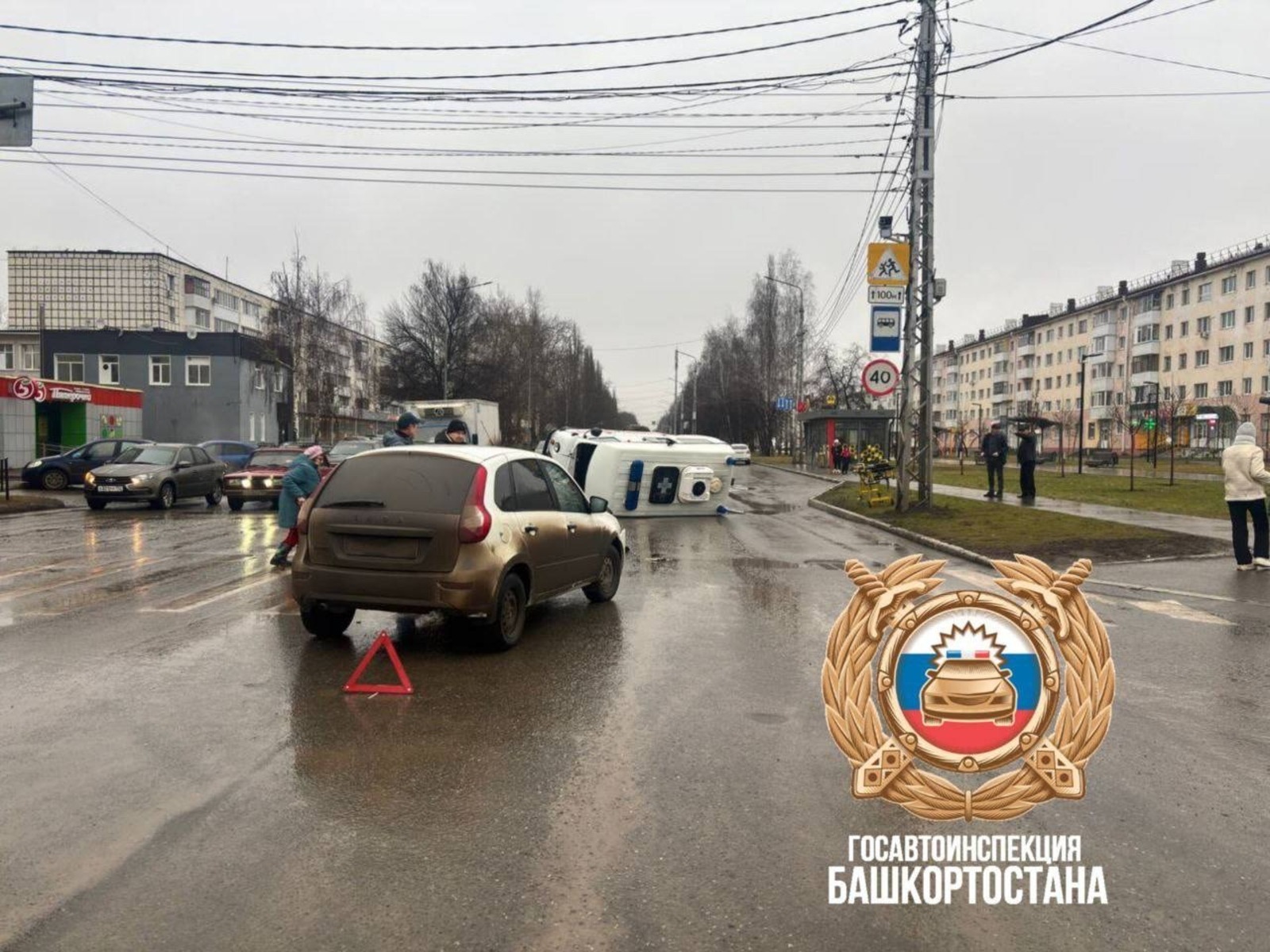 В Башкирии в ДТП опрокинулась машина скорой помощи, есть пострадавшие