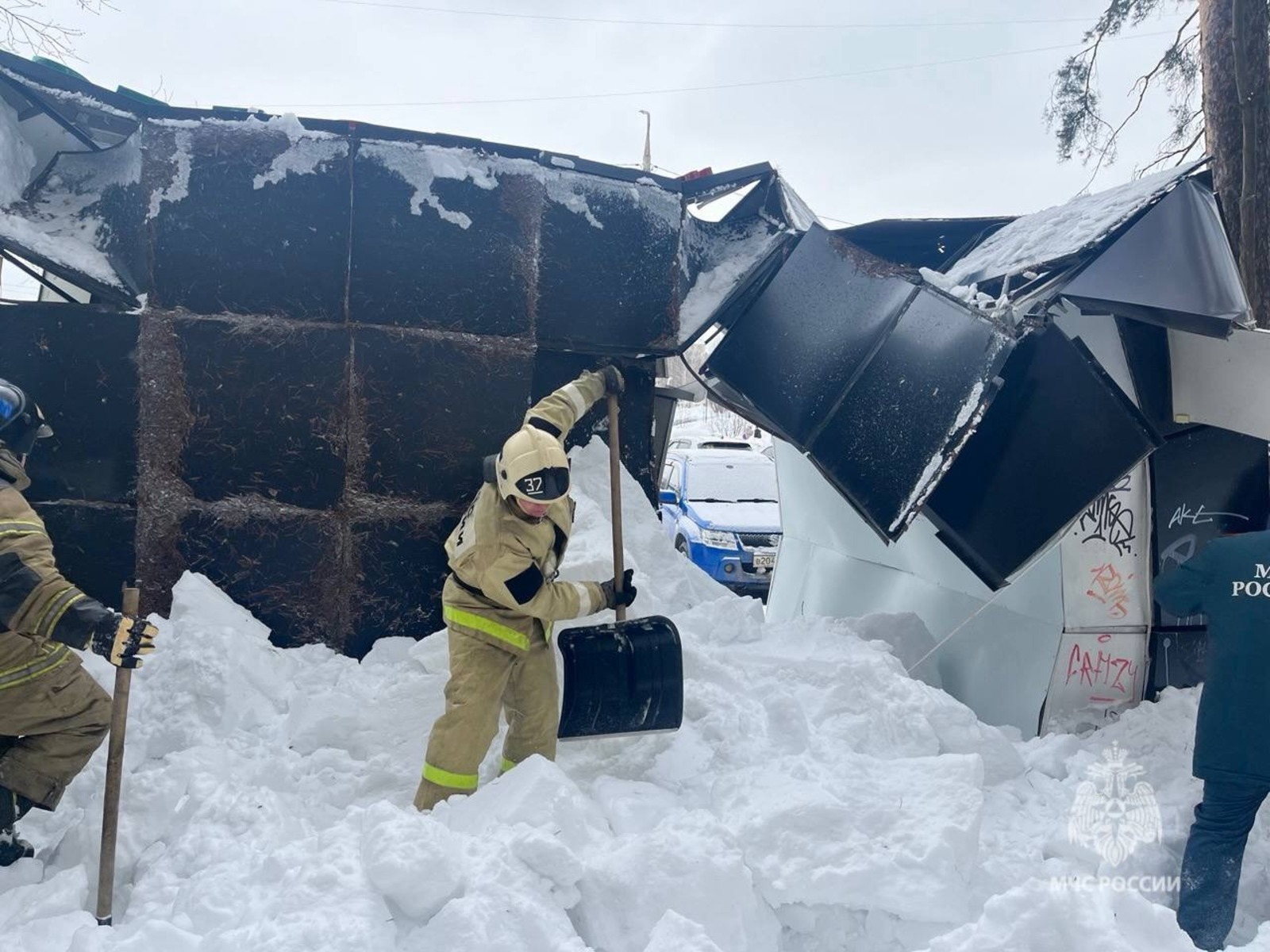 В Башкирии из-за снега рухнула арочная конструкция