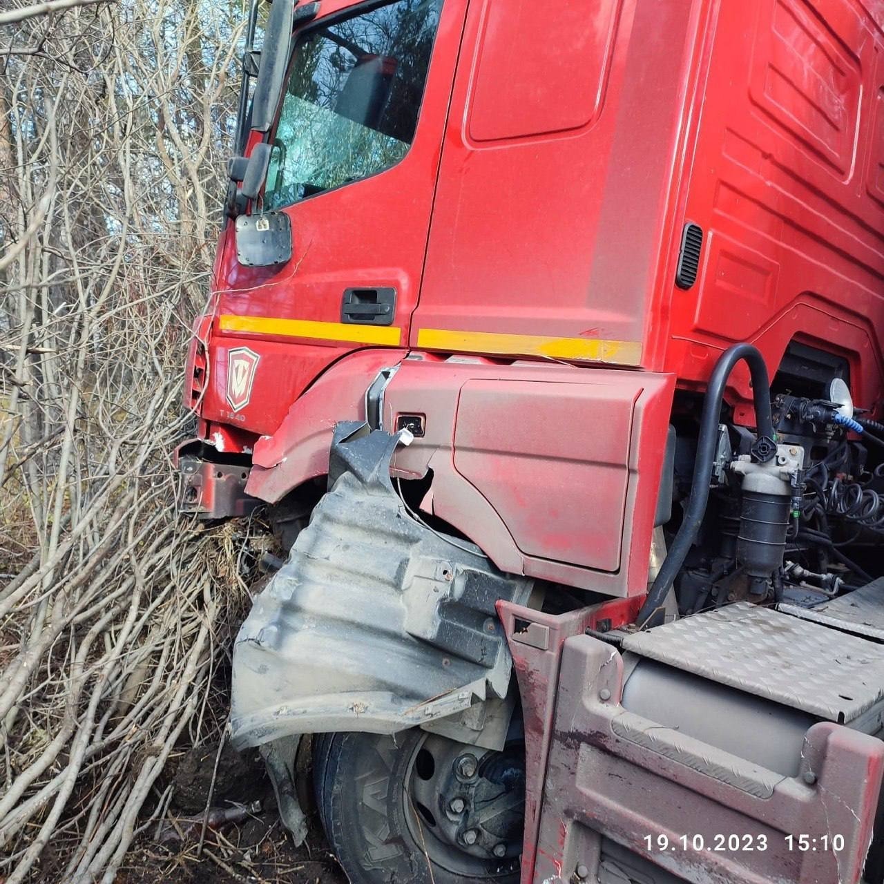 В Башкирии водитель и пассажир легкового автомобилия  чудом остались живы  в лобовом столкновении с «КамАЗом»
