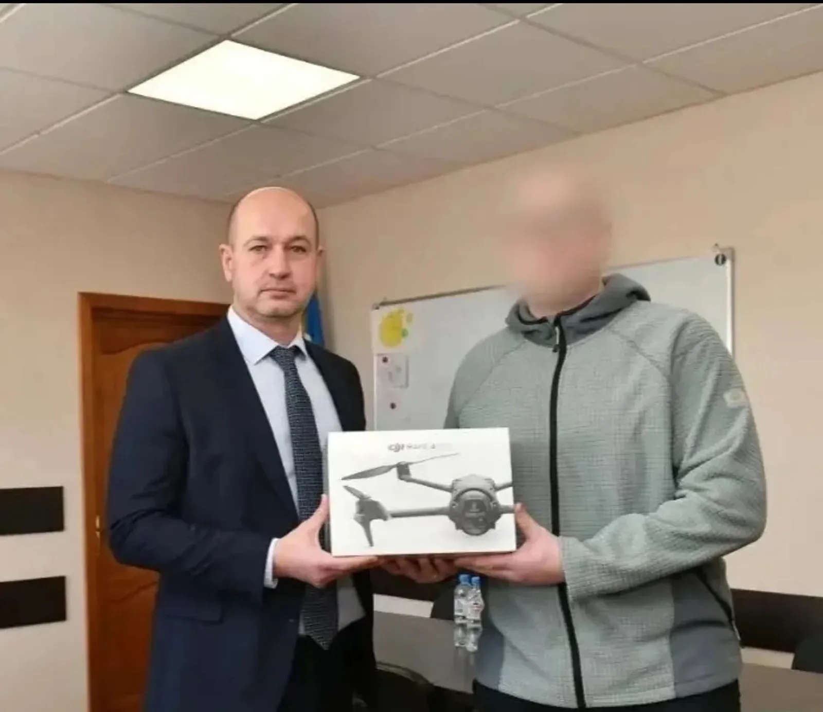 Руководитель Агентства по печати и СМИ передал бойцу квадрокоптер и тепловизор
