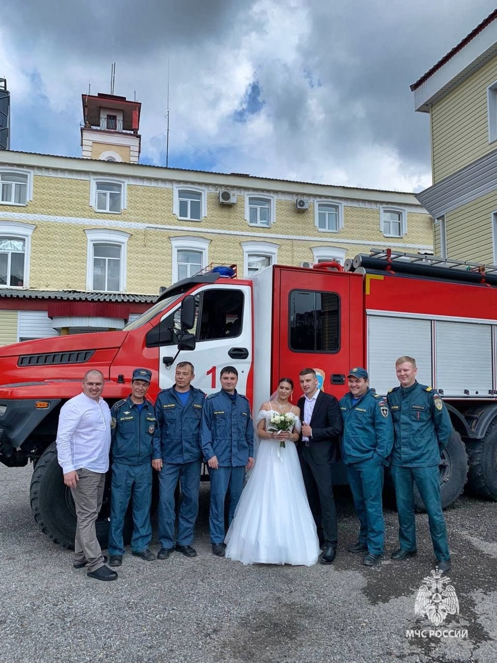 В пожарно-спасательную часть Башкирии заглянула свадьба
