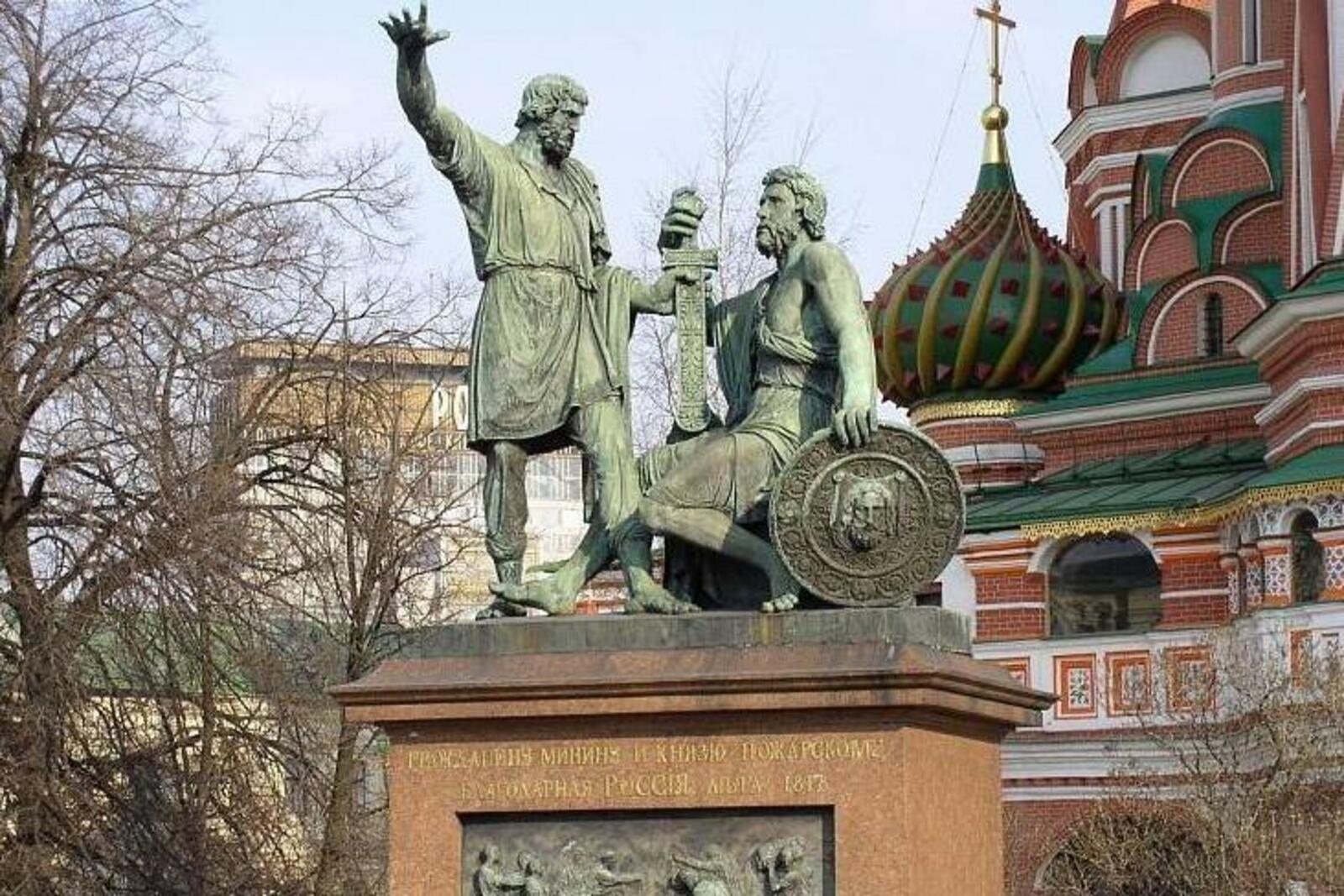 Глава Башкирии возложил цветы к Монументу Дружбы в Уфе