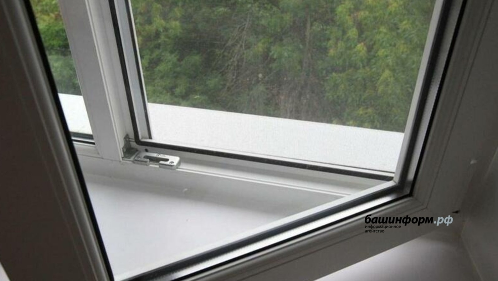 В Башкирии 4-летняя девочка выпала из окна