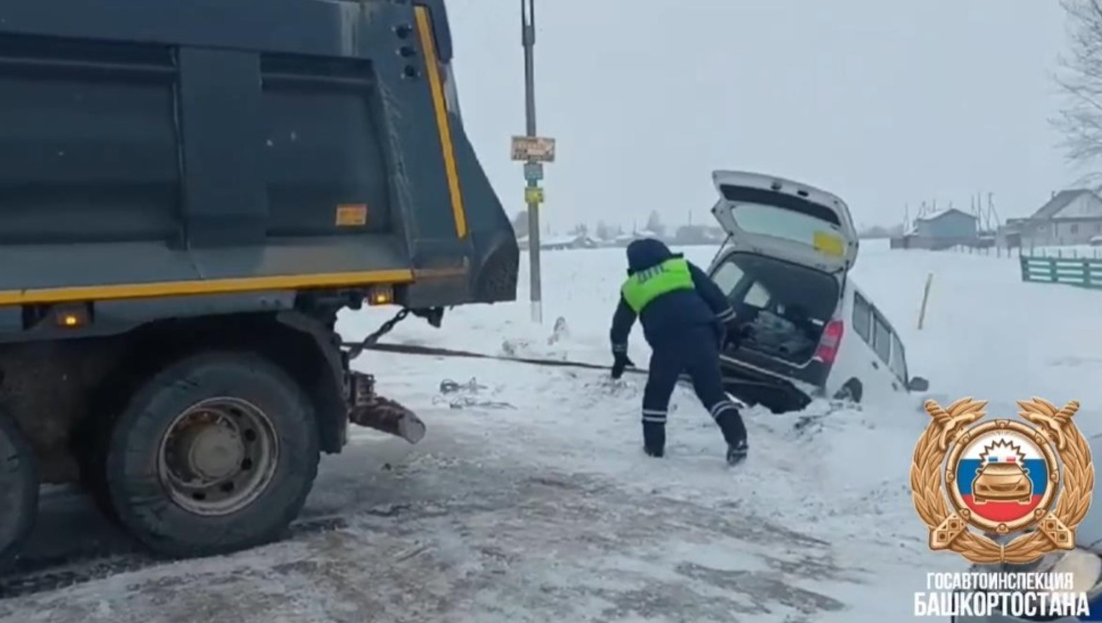 В Башкирии работники Госавтоинспекции помогли водителю вытащить из кювета машину