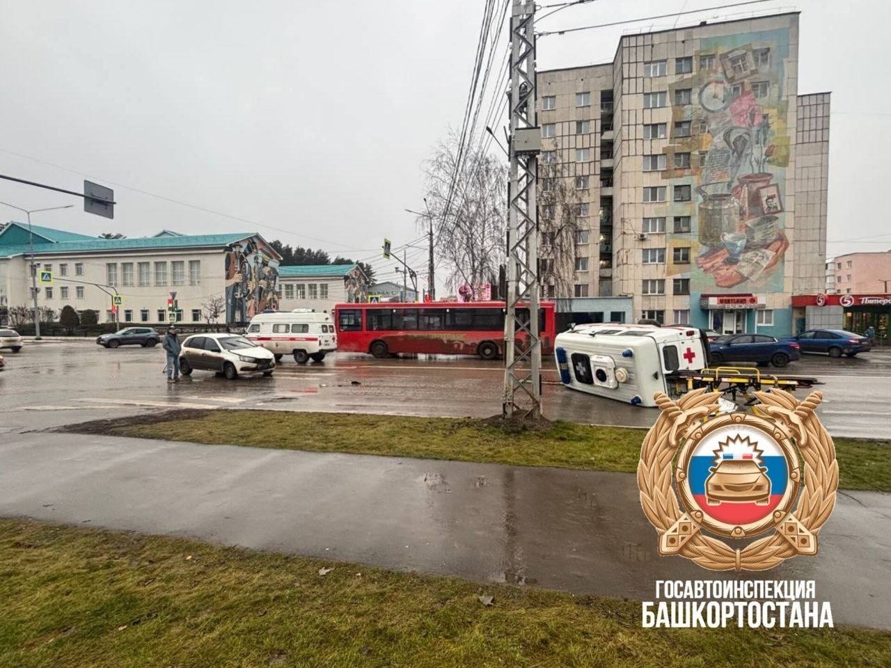 В Башкирии в ДТП опрокинулась машина скорой помощи, есть пострадавшие