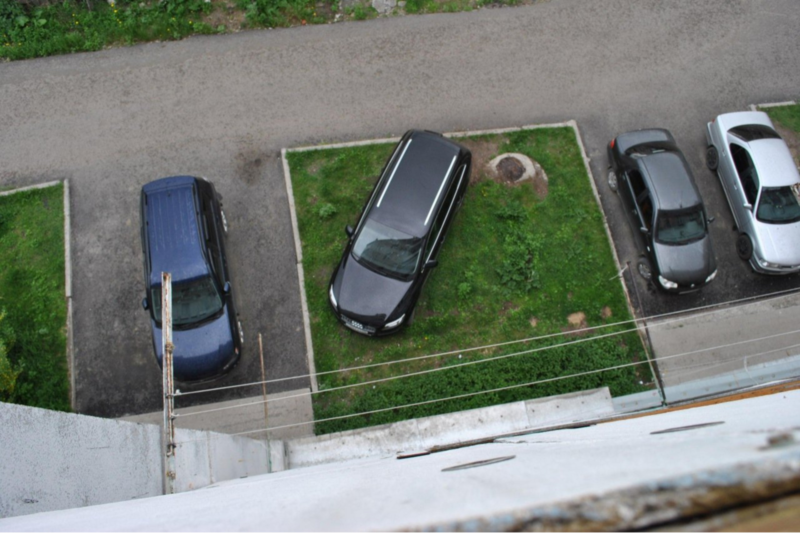 В Стерлитамаке идёт борьба с парковкой на газонах