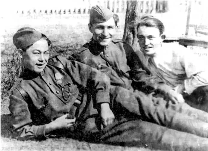 Младший лейтенант Г.М.Арсланов, лейтенанты И.А.Щепеткин, А.Н.Барков