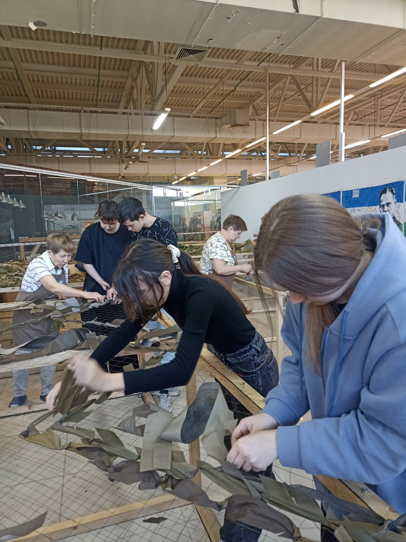 Студенты Стерлитамакского  строительного  колледжа готовят маскировку для СВО