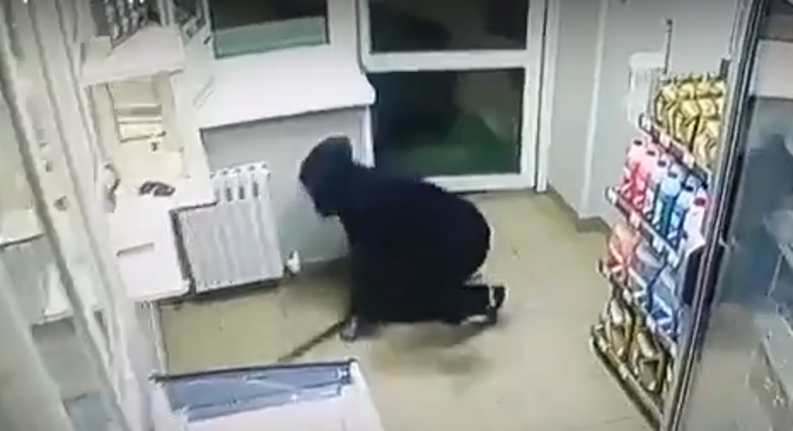 В Башкирии в соцсетях разлетелось видео с  грабителем-неудачником