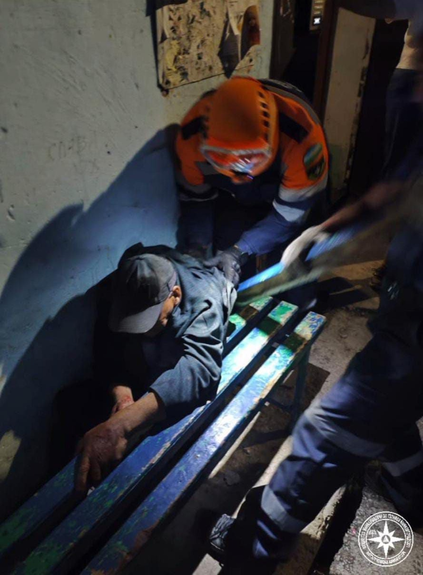 В Башкирии жителя освобождали из "засады" между стеной и скамейкой