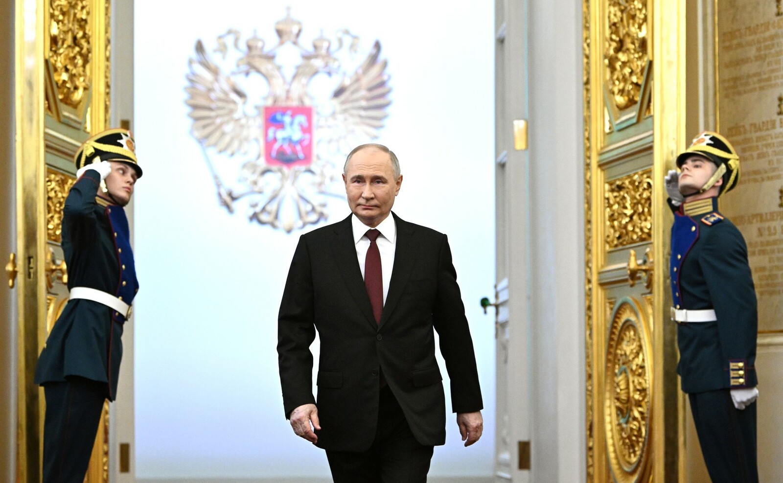 Президент РФ Владимир Путин после вступления в должность президента обратился к россиянам