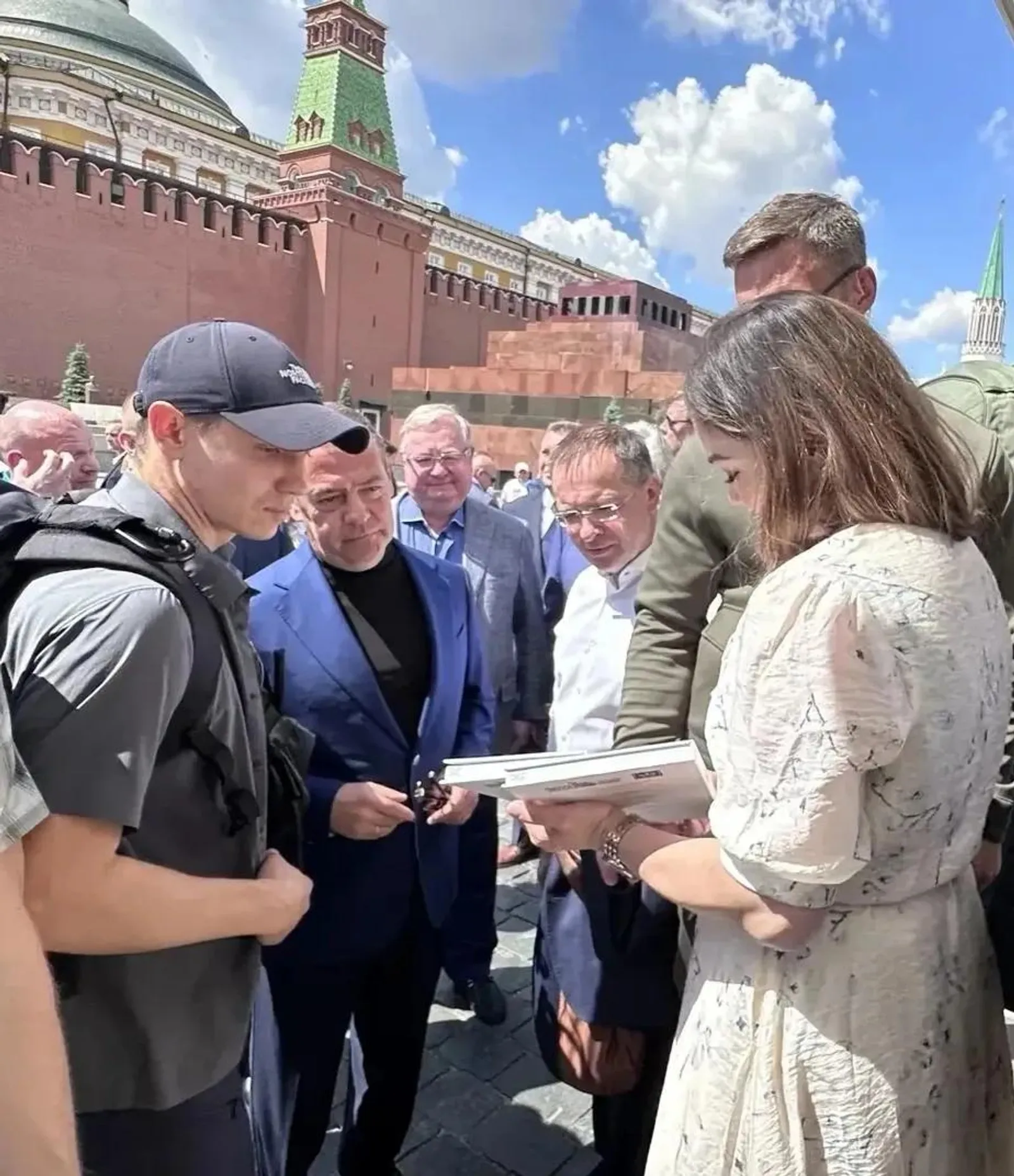 Издательство «Китап» подарило книгу Дмитрию Анатольевичу Медведеву