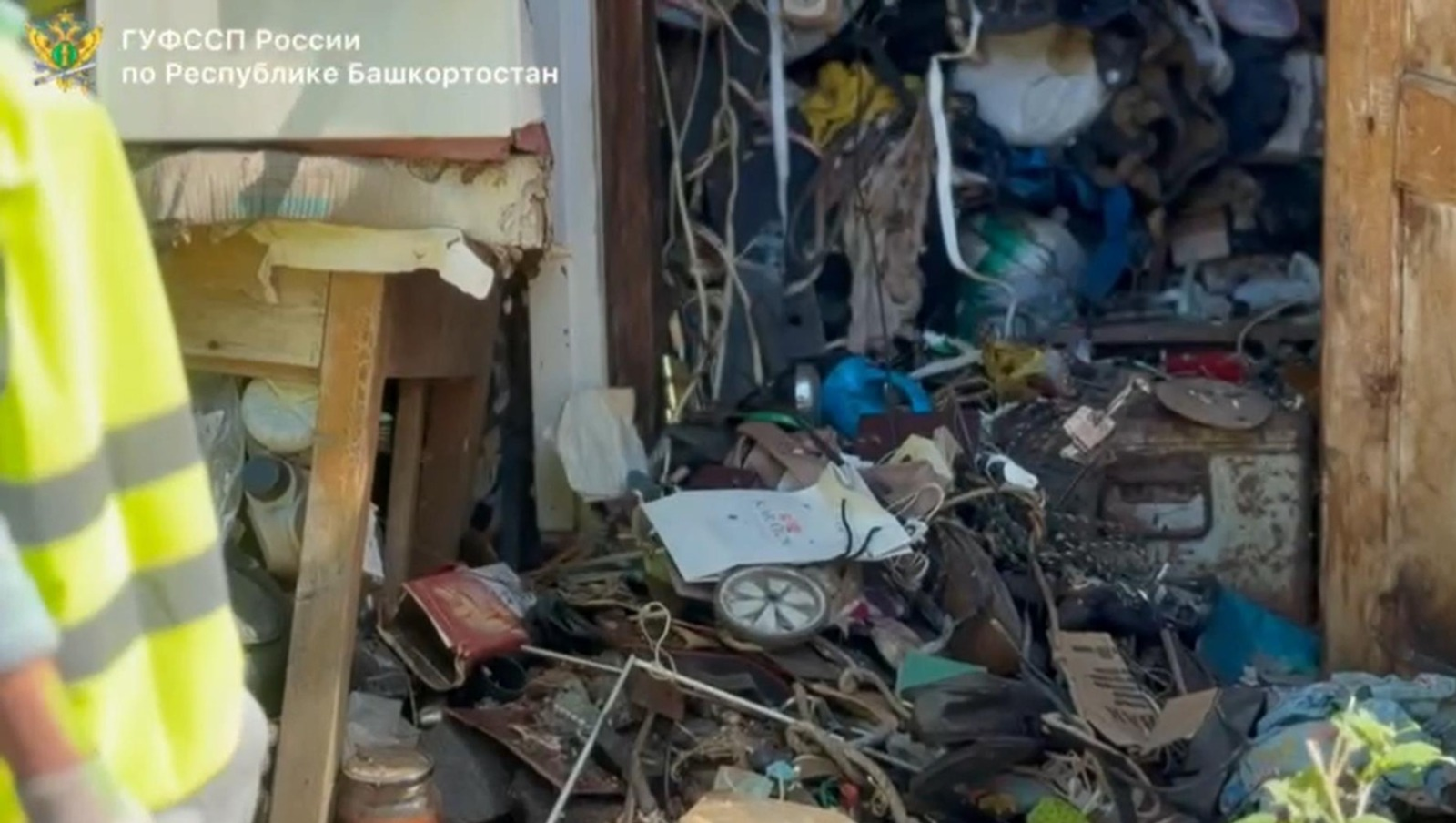 Житель Башкирии едва не утонул в собственном мусоре