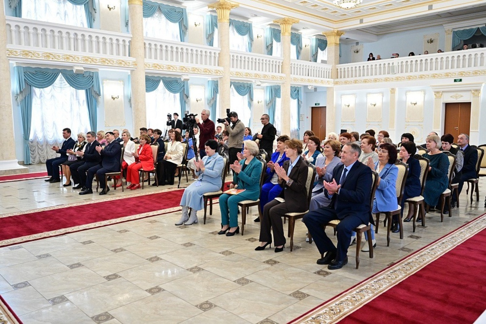 Радий Хабиров поздравил педагогов Башкирии с наступающим Днём учителя