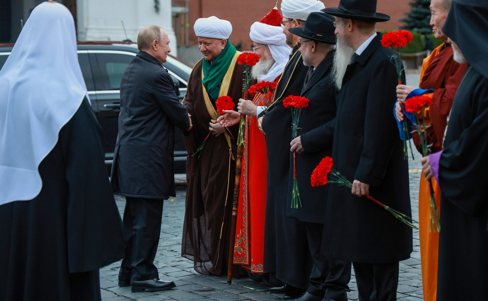 Президент России возложил цветы к памятнику Кузьме Минину и Дмитрию Пожарскому