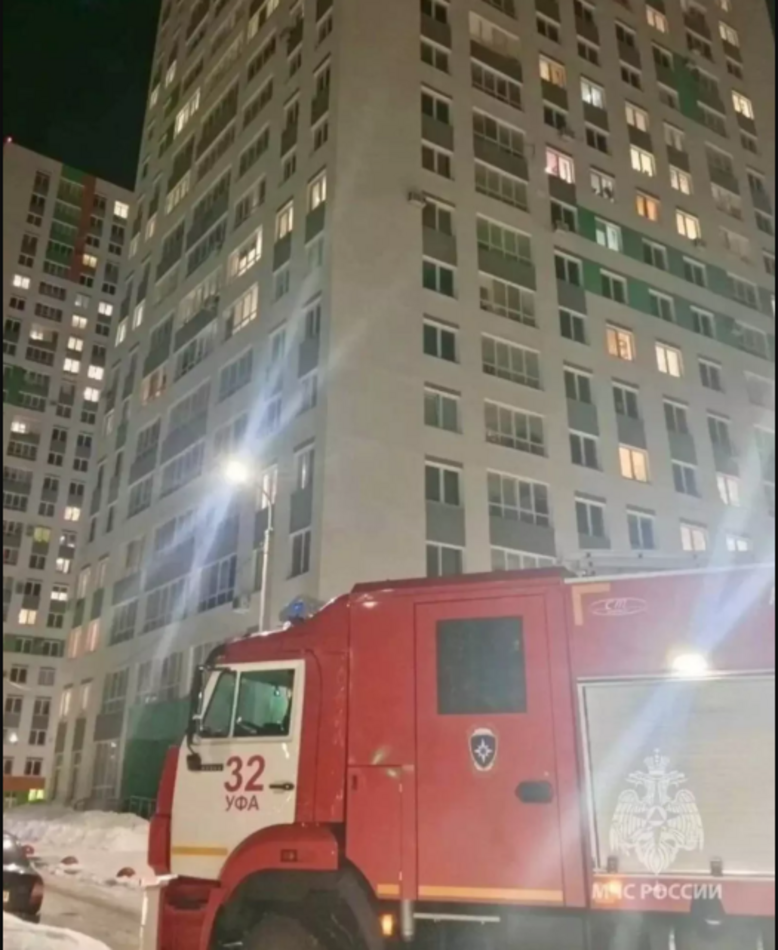 В Башкирии пожарные спасли ребенка из горящей квартиры