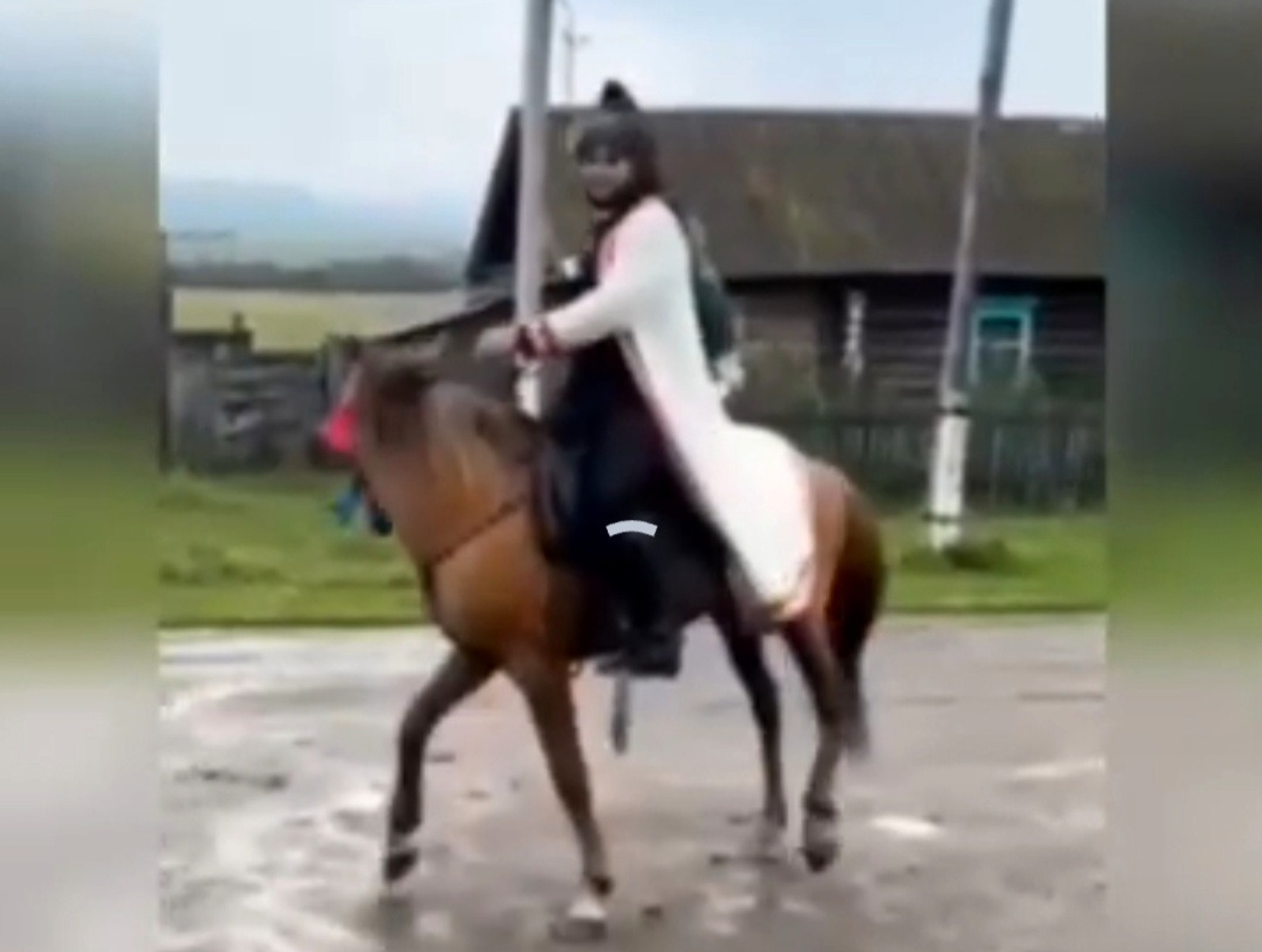 В Башкирии жених прискакал к своей невесте на коне